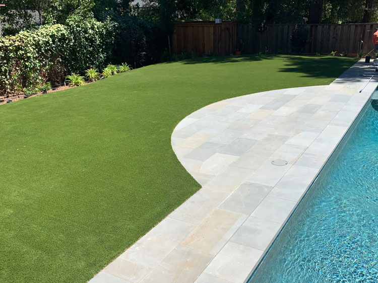 6 Reasons Why Tampa Synthetic Grass is Perfect for Public Pools