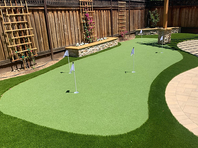 Artificial Turf Installer in Miami Keep Your Backyard Putting Green Private