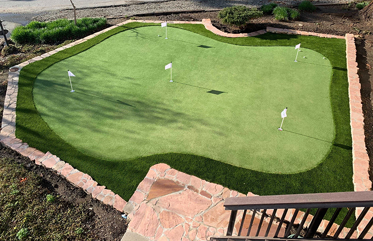 The Impact of Weather on Real vs. Artificial Grass Putting Greens
